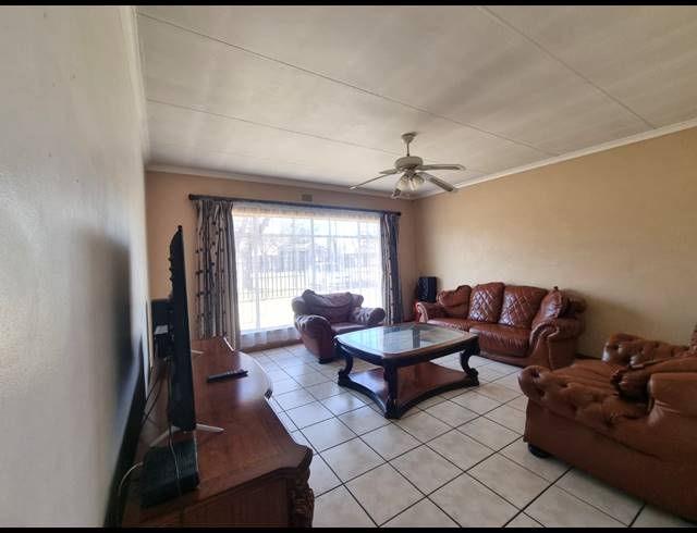 4 BEDROOM HOUSE FOR SALE IN THREE RIVERS EAST